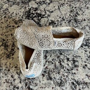 Toms 9.5 Women’s Crochet Alpargata
